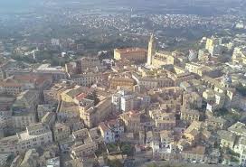 Chieti, camion perde container che si rovescia su un'automobile. Chieti Allacci Fognari Sbagliati In Casa Dello Studente