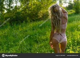 Schöne Blonde Schlanke Mädchen Mit Einem Schönen Arsch Trägt Rosa -  Stockfotografie: lizenzfreie Fotos © alextorb 202616824 | Depositphotos