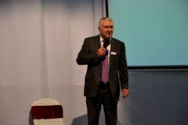 A börtönnel fenyegetett milliárdos szerint nevetséges és megalapozatlan az ügyészség vádja, a szálakat pedig csányi sándor. Gyanusitottkent Hallgattak Ki A Mutragyagyaros Bige Laszlot Csanyi Rivalisat Merce