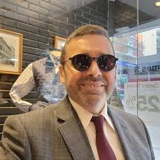 Un artista pop incomprendido. Un hombre preocupado por las diferencias.  Micky Vainilla. Porque lo importante no es ayudar sino sentirse bien con  uno mismo. Mirá Lo mejor de Peter Capusotto y sus