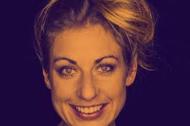 La bouche ouverte, dénudée, de sombres détails. Loana Von Lonski Hill Robinson