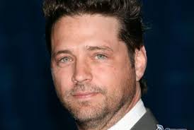 Cantante Shania Twain y actor Jason Priestley nacieron un día como hoy