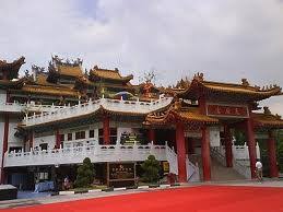 Bahasa mandarin baku juga akan digunakan oleh masyarakat cina malaysia dalam komunikasi dengan orang china dan orang taiwan, dan bahasa kantonis juga banyak digunakan dalam komunikasi dengan orang hong kong dan macau, orang cina kanada dan orang cina amerika syarikat. Tokong Thean Hou