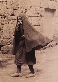 Antigas Capas De Burel Fotografia De Benjamim Pereira In Uma Ovelha No Quintal Muitas Capas Photographie Costume Traditionnel Portugal