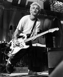Billie Joe Armstrong S Guitars And Gear Billie joe armstrong (17 de febrero de 1972, oakland, california) es el compositor principal, vocalista y guitarrista de la banda de punk rock green day en sus discos toca también el piano, el saxo, la batería, la armónica y la mandolina. billie joe armstrong s guitars and gear
