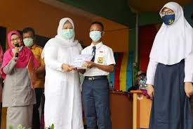 Belasan pelajar kelas ix, smpn 1 surabaya tampak begitu antusias. 2 144 Seragam Dibagikan Di 7 Smp Negeri