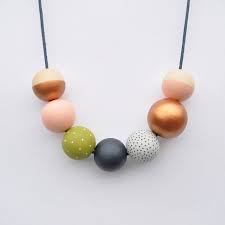 Collier De Perles En Bois Bijoux Pastel Peints A La Main Etsy In 2020 Wooden Bead Necklaces Wooden Bead Jewelry Wood Bead Necklace