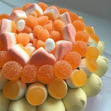 Tarta De Chuches Naranja Y Amarillo Chuches Golosinas Corazones Melocoton Tartas Comuniones Boda Celebraciones Tartas De Chuches Tartas Mesa De Dulces