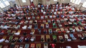Bu günde mübarek cuma namazı eda edilmektedir. Bayram Namazi Farz Mi Evde Yalniz Kilinir Mi Diyanet Aciklamasi