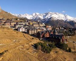 El último kilómetro y medio es en subida y esto dificultará mucho las opciones de los sprinters. Pueblo De Formigal Fiesta En El Pirineo Aragones