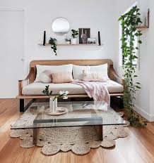 Regal Uber Der Couch Sofa Mit Kunst Und Pflanze Abovecouch Couch Der Kunst Mit Pflanze Reg With Images Above Couch Decor Couch Decor Winter Living Room Decor