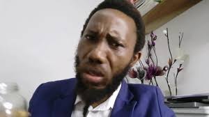 Il est 14.00, je mange de l'ail. Évidement les habitués aux cadavres  d'animaux grillés et cubés peuvent passer rapidement sans s'arrêter 🚍 🚙  💨 ☝️ Recevez Paix et Santé 🙏 Dr Polain