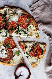 Caprese Pizza Is An Easy Dinner Ready In 30 Minutes Made With Homemade Basil Oil Tomatoes And Mozzarella Caprese Pizza Vegetarian Pizza Tomato Pizza Recipe
