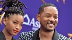 Sous la tutelle de lagerfeld. Willow Smith Revele En Direct A Sa Mere Sa Bisexualite
