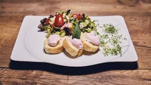 Vorspeise Mathilde Falter Weiderer Gartensalat Mit Himbeer Frischkase Nocken Auf Baguette Rezepte Landfrauenkuche Br Fernsehen Fernsehen Br De