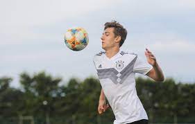 Borussia mönchengladbachs florian neuhaus will mit einer spende dafür sorgen, dass in seinem heimatort kaufering (regierungsbezirk oberbayern) keine läden schließen müssen. Borussia Monchengladbach Florian Neuhaus Mit Freundin Im Kurzurlaub Express De