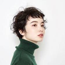 毛先が遊ぶパーマ 短い前髪で タイトなショートスタイルにも柔らかさと可愛さを出したスタイルです マレットヘア パーマヘアスタイル 美髪