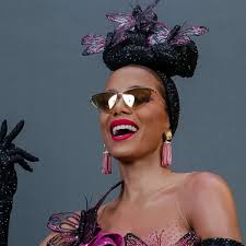 Anitta se veste de Carmen Miranda e homenageia cantora em seu bloco: 'Tinha  que fechar o carnaval com ela'