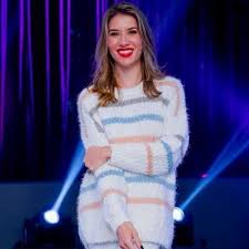 Rebecca abravanel, a 5ª filha de silvio santos, deve ter um novo programa no sbt. Esfriou Confira O Look Incrivel De Inverno Da Rebeca Abravanel Sbt