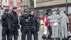Der rosenmontag ist in deutschland der höhepunkt der karnevalszeit. Kolner Karneval 2016 200 Polizei Einsatze Mehr Als Im Vorjahr Welt