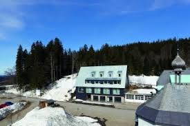 Die glasklaren seen und die nahezu unberührten wälder bieten hier noch lebensraum für fischotter, seeadler und schwarzstörche sowie wilde orchideen und sumpfporst. Caritas Haus Feldberg Architekturobjekte Heinze De