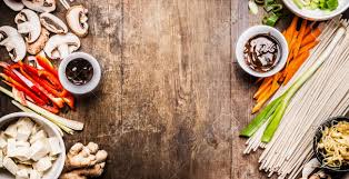 Primero dejo el tofu frito. Asiaticos Ingredientes De Cocina Vegetariana Para Salteado Con Tofu Fideos Verduras Y Salsas En El Fondo Rustico De Madera Vista Desde Arriba Bandera Marco Fotos Retratos Imagenes Y Fotografia De Archivo Libres