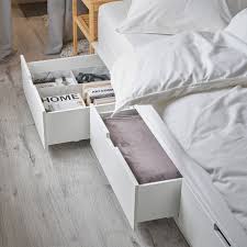 a bedroom with chic and accessible storage diy interieur slaapkamer studentenkamer slaapkamerstijl