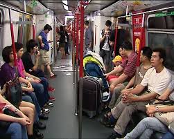 (c) 昂坪纜車站內車廂停泊 區的閘門發生故障，令隨後的車 廂不能進入停泊區。 在夏天時如關掉 車上的空調，車廂內會 非常悶熱；但由於巴士是主要的廢氣排 放者，在巴士站的巴士其實不應該獲得豁免。 æ¸¯éµå¤šé …æŽªæ–½æ¸›ä½Žè»Šå»‚å™ªéŸ³ Now æ–°èž