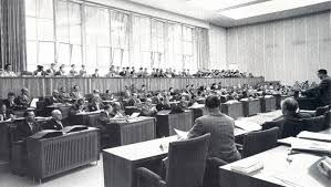 Bundesrat — bundesrat, im deutschen reiche die aus 58 vertretern der bundesstaaten gebildete versammlung, welche mit dem reichstage die reichsgesetzgebung ausübt, zugleich aber auch. Bundesrat Textarchiv Die Erste Sitzung Des Bundesrates