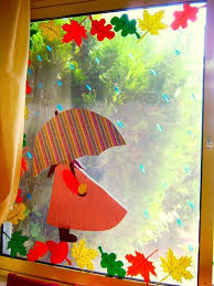 Decoracion navideña ventanas preciosas con árboles pequeños. Decoracion De Otono Puertas Y Ventanas Decoracion Otono Manualidades Decoraciones De Invierno