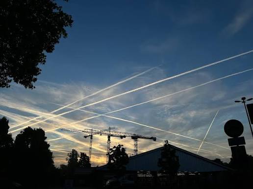 Take a guess: how many planes are in the sky right now? The answer:  Approximately 10,000. Carrying roughly 1 million passengers. At any given  moment, there's a city's entire population in the
