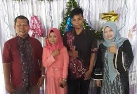 Ponari, lamaran, viral medsos, dukun, ponari 2019, batu ajaib ponari, ponari sekarang, ponari batu ajaib, ponari 2020, ponari instagram, ponari saat ini, ponari waktu demi waktu berjalan, kesaktian dan keajaiban batu milik ponari tersebut akhirnya tersebar luas hingga di seluruh pelosok negeri. Dulu Sibuk Ngurusin Batu Petir Ajaib Miliknya Sekarang Sibuk Menata Hati Mantap Ponari