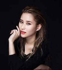 邊個超蓮最靚？】一向好FEMININE嘅超蓮，好似粒鑽石💎咁閃閃發光，去到邊都咁閃亮耀眼，咁唔知當何家千金遇上限量版YSL黑鑽cushion，又會幾閃幾矚目呢？今次超蓮首次同Beauty  brand合作影靚相，仲搵嚟老友馬天佑幫佢塑造3個唔同形象，個個look都咁時尚，仲好新鮮添！ #超蓮#