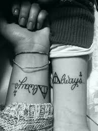Tatuajes En Las Munecas Con Simbolos De Harry Potter Y La Palabra Always Tatuajes De Hermanas Tatuajes De Amistad Tatuajes