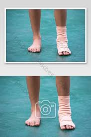 Pembengkakan kaki/edema terjadi akibat pengumpulan cecair (yg terperangkap dalam tisu) atau kecederaan tisu/sendi. Pembalut Kain Kasa Di Sekitar Buku Lali Pergelangan Kaki Dan Kaki Bengkak Akibat Radang Pada Bac Hijau Fotografi Jpg Percuma Muat Turun Pikbest