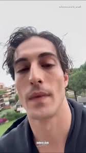 It's never gonna be enough, 'cause you're the one... 💔 🎥 Damiano  apresentando 'Next Summer' na rádio francesa RFM.