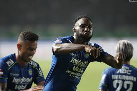 Wander luiz queiroz dias, or simply wander luiz (born 17 february 1992) is a brazilian professional footballer who plays as a forward for vietnamese v.league 1 club becamex bình dương. Wander Luiz Dan Geoffrey Castillion Memukau Persib Bandung Kunci Kemenangan Pertama Di Liga 1 2020 Pikiran Rakyat Com