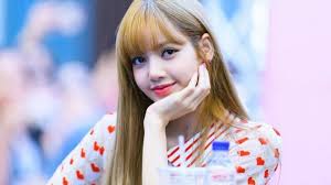 There are a lot of east asian idols that aren't korean (tzuyu, momo, sorn, yuqi, jackson, bambam, luhan etc…) koreans like her looks (specially eyes) and her slim body. Tercantik Di Asia Lisa Blackpink Resmi Jadi Orang Terpopuler 2019
