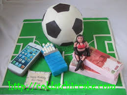 Bisa dikatakan dengan adanya kue ulang tahun maka acara. Kue Ulang Tahun Bola Uang Rokok Dan Iphone Niken I Dh Flickr