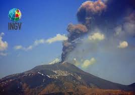 Forte emissione di cenere con grandi fontane di lava. Etna Attivita Vulcanica Del 19 Aprile 2020