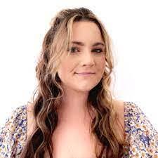 Elizabeth Justis's Instagram, Twitter & Facebook