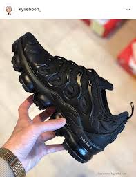 Black And Gold Vapormax Plus Outfit Diamond Black Nike Vapormax Plus Tn Customs Check My Instagram Page For The Video Of Them Please Allow Up Running Shoes For Men Black Nikes Nike Shoes Maroon