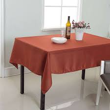 Cette nappe imprimée vous ravira par sa simplicité d'entretien. Nappe Anti Taches Polyester Bordeaux 240x140 Maisons Du Monde