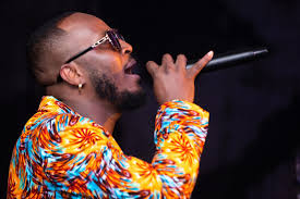 Nouvel album 💿 de Revolution Zouglou pure merveille NOCES DE ROSE . Après  un long travail en studio, ce projet marque un tournant majeur dans leur  carrière. Allez y et faites vous