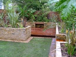 Ideen Kleinen Garten Mauer Ziegelstein Holz Fussboden Kleiner Garten Garten Hinterhof Garten