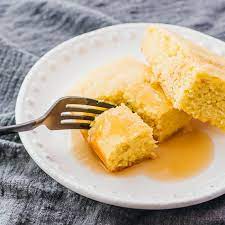 This Easy Homemade Cornbread Recipe Is Gluten Free Low Carb And Keto Friendly It Is A Healthy Version With No Su In 2020 Sugar Free Maple Syrup Keto Corn Bread Food