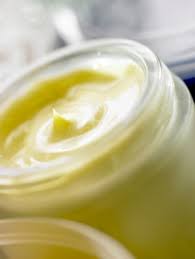Les Bienfaits Du Beurre De Karite Pour Des Produits De Beaute Plus Vertueux Aufeminin K Beurre De Karite Beurre De Karite Visage Beurre De Karite Cheveux