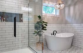 Use mainly wood for the design and layout of the farmhouse master bathroom, as well as for decorative elements. Modern Farmhouse Master Bath Design