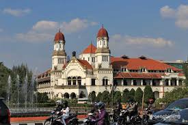 Sungai semarang ini merupakan sungai yang mengalir ke wilayah pusat kota. Lawang Sewu Semarang