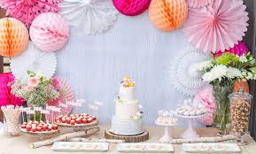Preparar los recuerdos o souvenirs para un baby shower puede ser divertido y muy creativo si usamos las manualidades, en este caso presentamos como realizar perchas para baby shower del tamaño que se desee, reciclando una percha de alambre o utilizando alambre y abalorios o mostacillas. Manualidades Para Baby Shower Manualidades Para Bebes